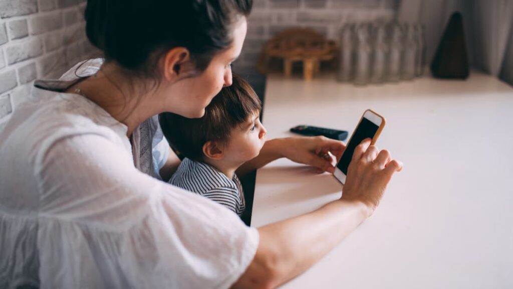 Les meilleures applications pour gérer l'écran de votre enfant en 2026